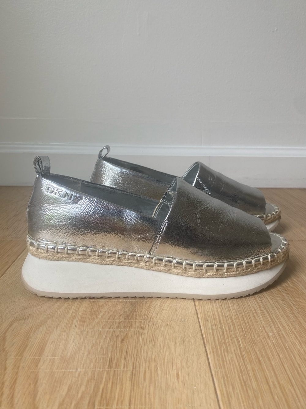 DKNY Metallic Silver Leather Platform Espadrille Loafers Size 7M Grunge